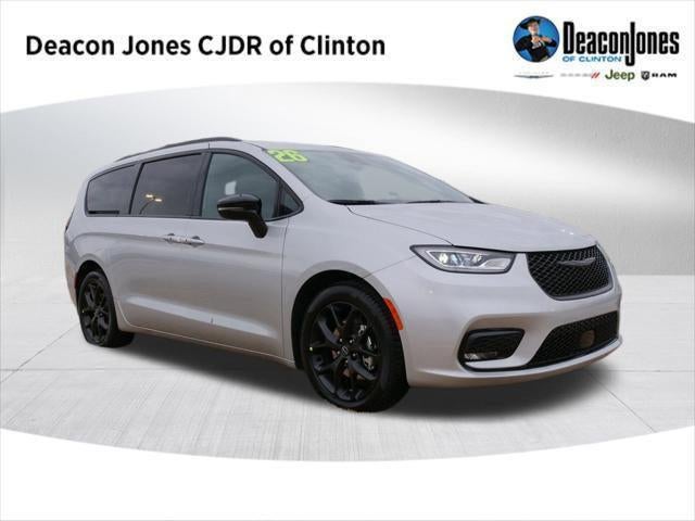 2026 Chrysler Pacifica PACIFICA SELECT in Silver Mist Clear-Coat Exterior Paint — front three-quarter view