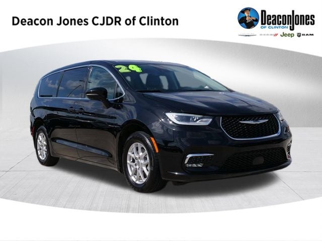 2024 Chrysler Pacifica Touring L in Diamond Black Crystal Pearlcoat — front three-quarter view
